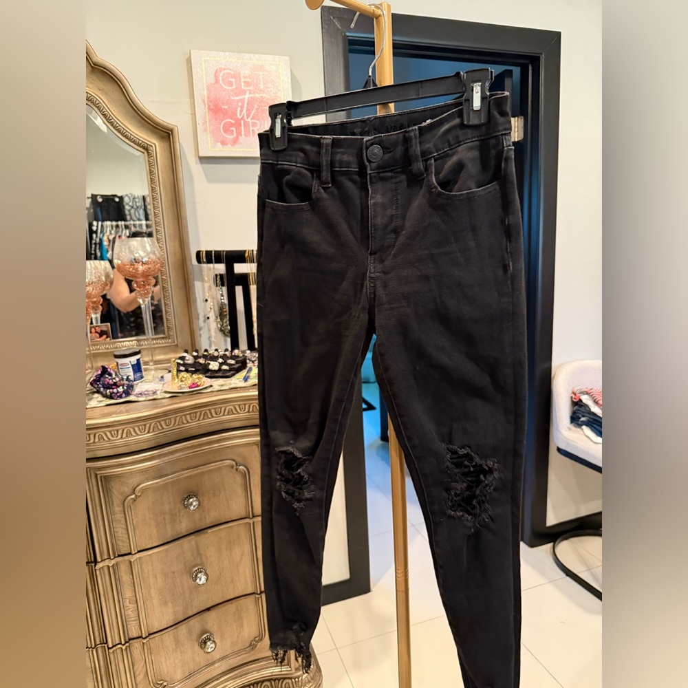Black Skinny Distressed Jeans with High-Rise Waist